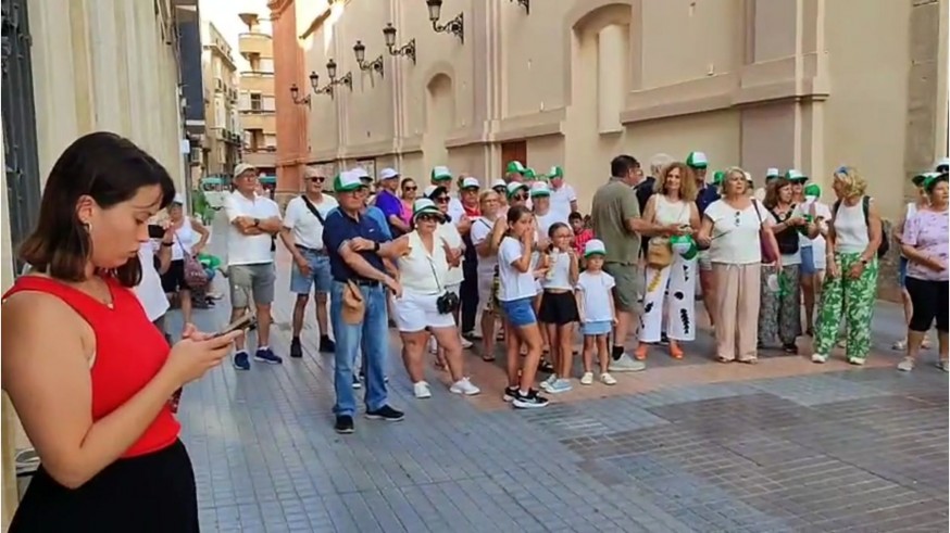 Cientos de personas han protestado ante el Ayuntamiento de Cartagena por el cierre del Camping Villas Caravaning, 