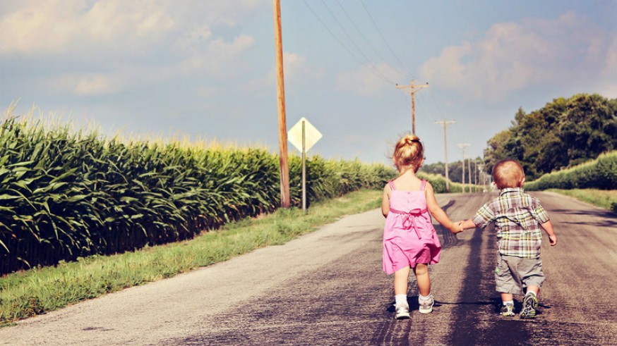Niños paseando por carretera cogidos de la mano