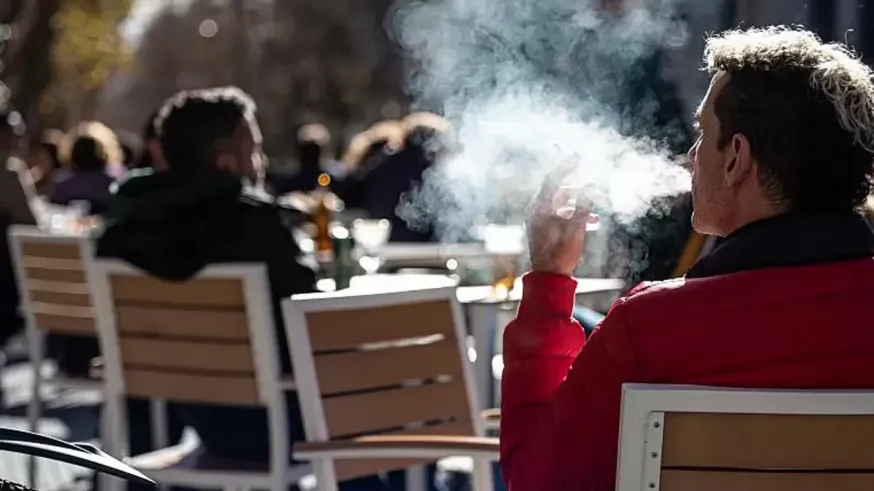 Fin al humo en terrazas, campus y marquesinas
