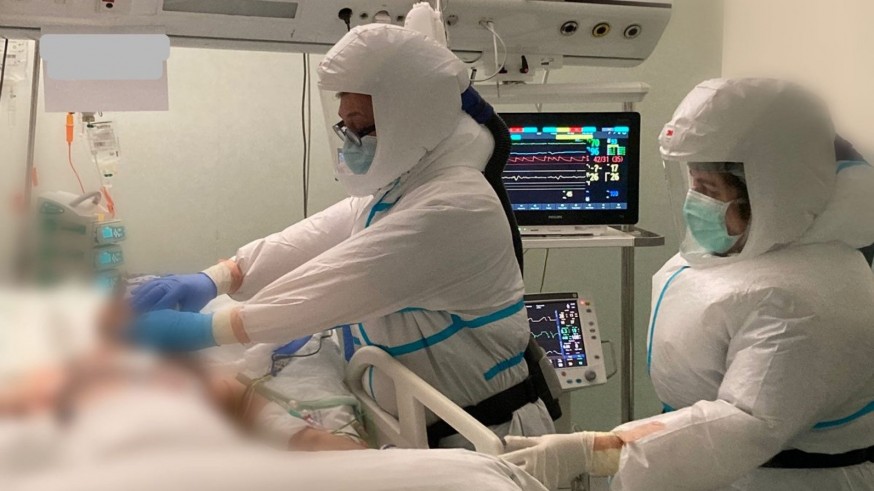 atención a un paciente en la uci