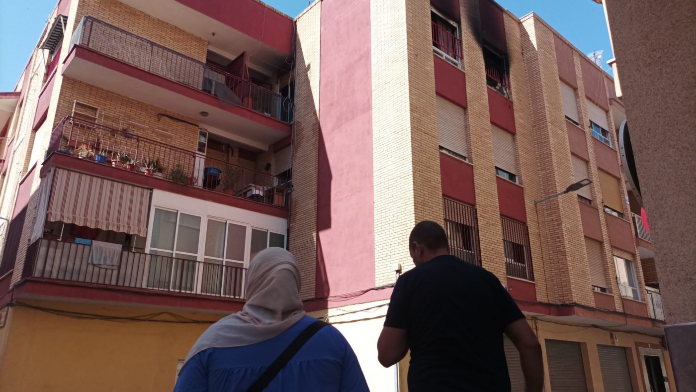 Buscan al autor del incendio de una vivienda en Lorca con una mujer y 7 niños dentro