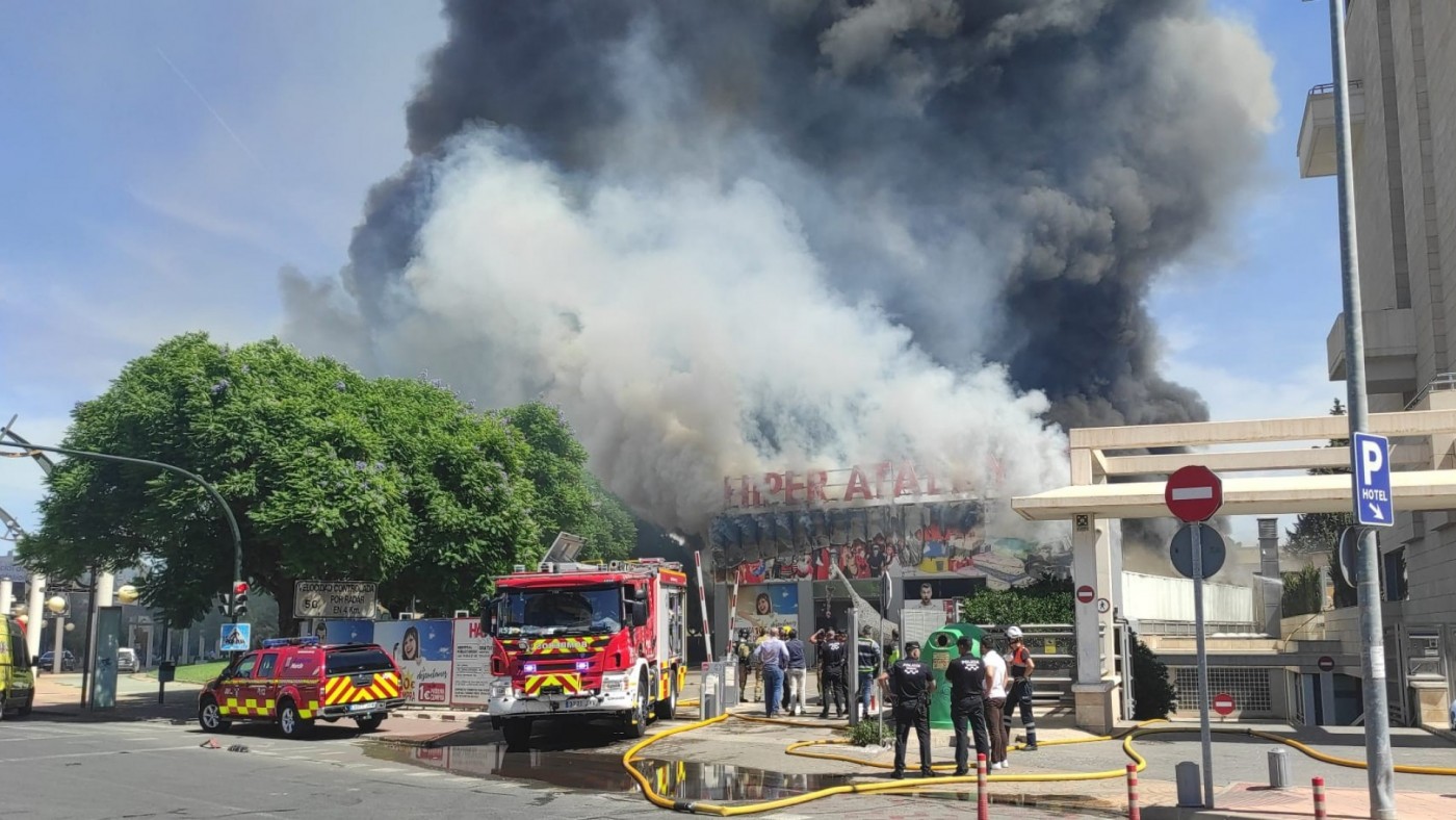 Los Bomberos de Murcia dan por controlado el incendio del bazar de Las Atalayas