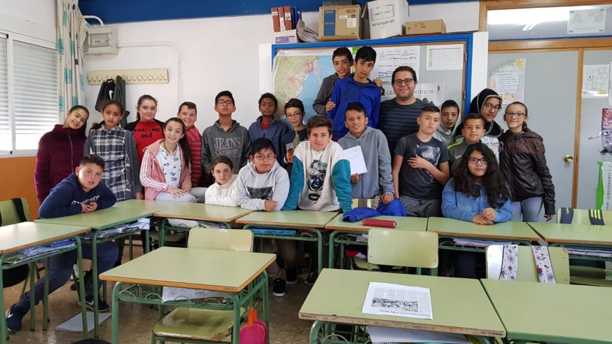 Francisco Ruiz rodeado por sus alumnos del Colegio La Asomada
