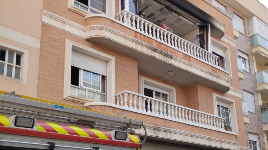 Bomberos sofocan un incendio originado en el interior de una vivienda en Molina de Segura