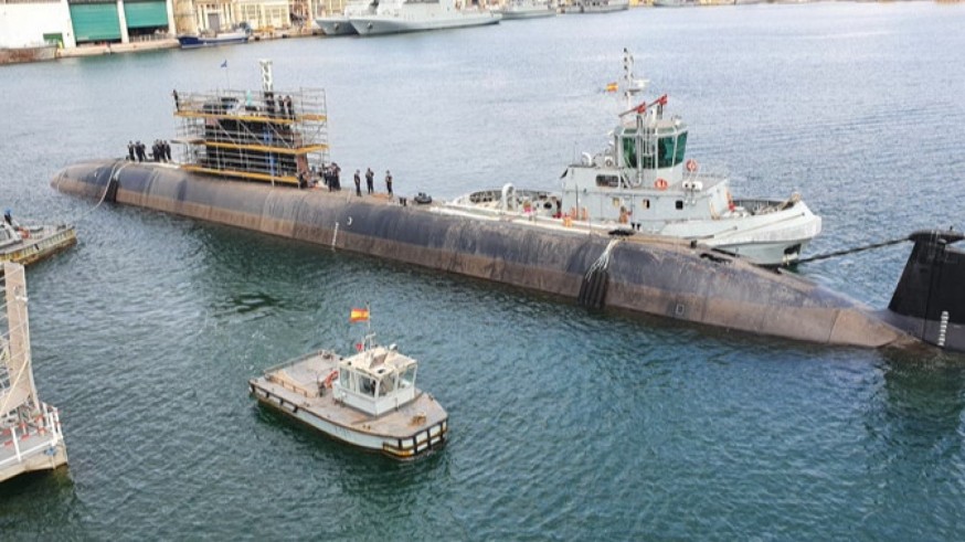El submarino S-81 vuelve al agua tras dos meses de varada programada