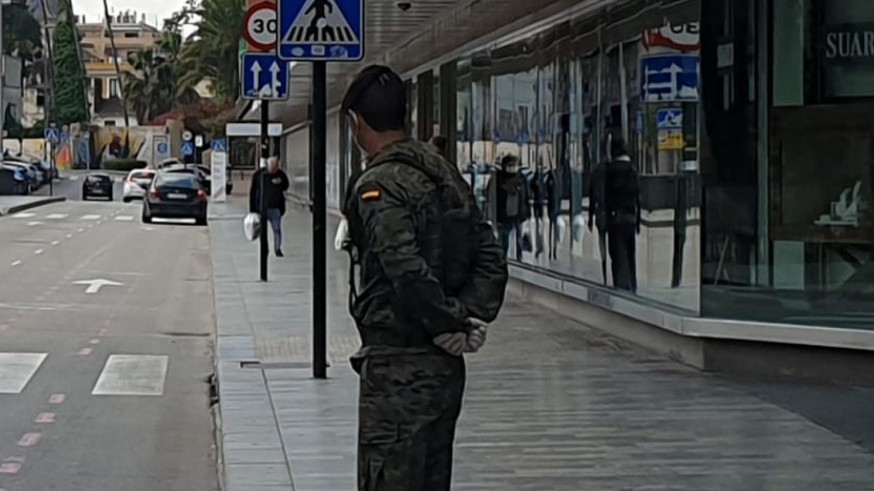Un militar vigila las calles de Murcia. ORM