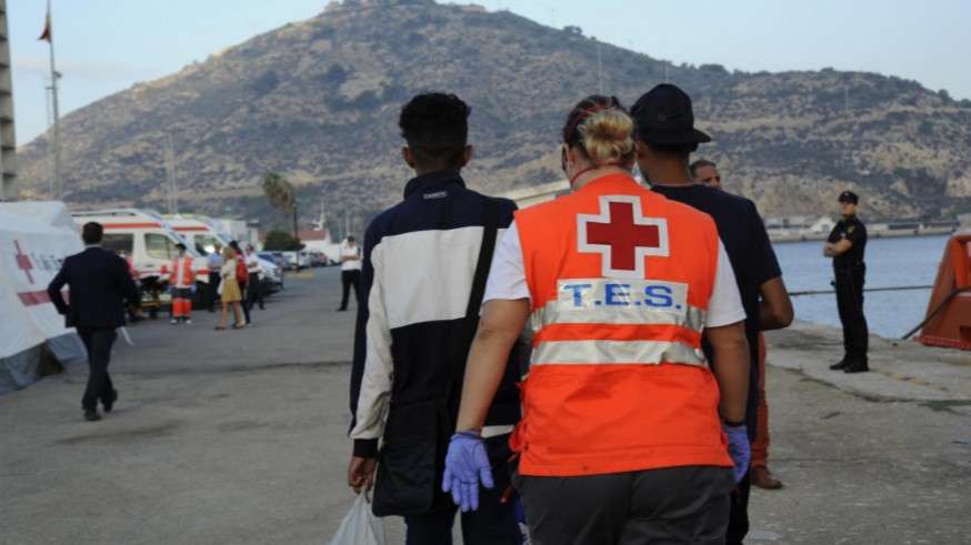 Inmigrantes atendidos por Cruz Roja en el puerto de Cartagena