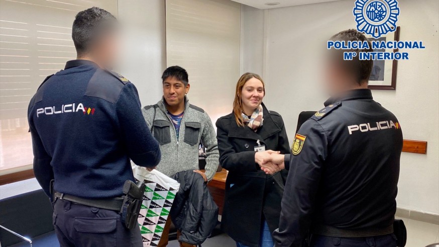 La chica junto a su pareja visitó a los agentes que la atendieron