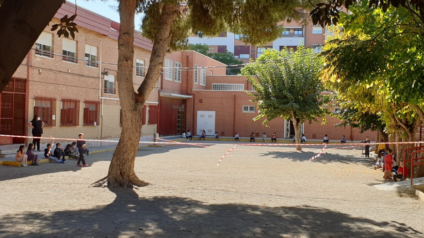 Alumnos de un colegio de Murcia comiendo el bocadillo en el recreo. ORM
