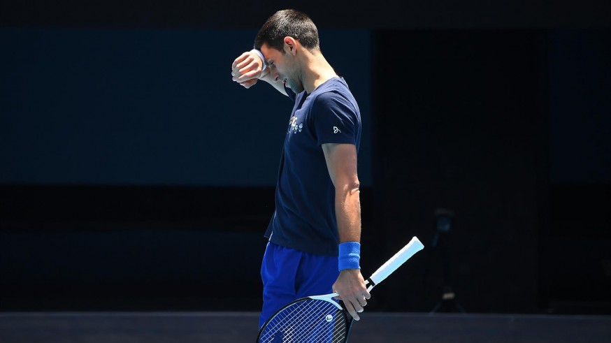 Novak Djokovic se seca el sudor durante un entrenamiento en Melbourne esta semana. AAPIMAGE / DPA