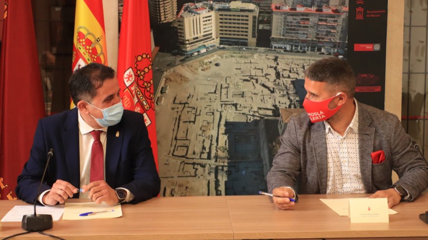 El alcalde de Murcia, José Antonio Serrano, y el presidente de Hostemur, Jesús Jiménez. AYTO.MURCIA
