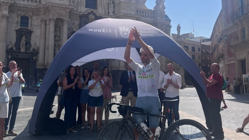 El yeclano Gabriel García llega a Murcia y cumple su reto entre aplausos