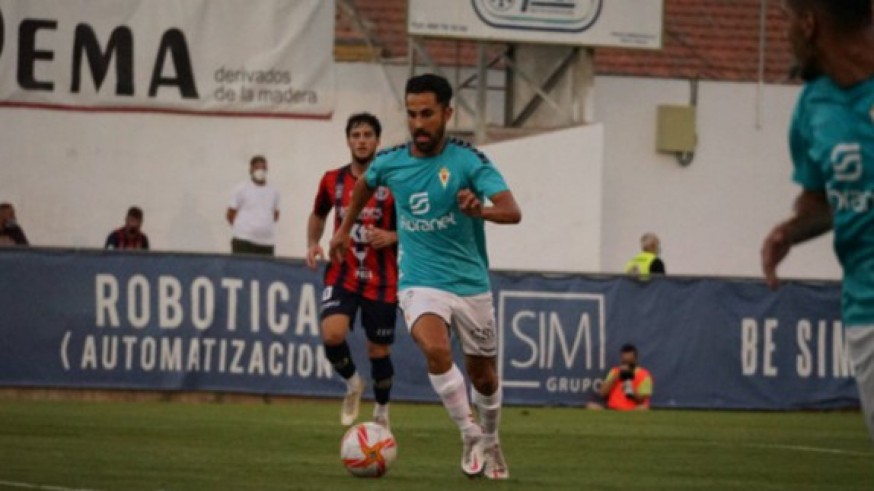 Javi Saura conduce el balón en el Yeclano-Real Murcia de esta pretemporada. Foto: Real Murcia