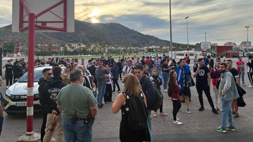 Las peñas del Cartagena se plantean pedir a la afición que no compre entradas para la Copa ni el derbi