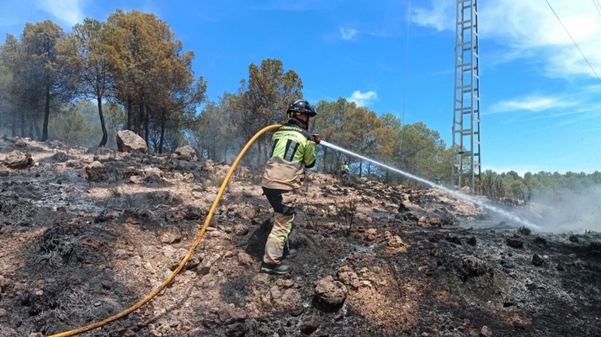 Efectivos del Plan Infomur trabajan para extinguir un incendio forestal en Caravaca de la Cruz 