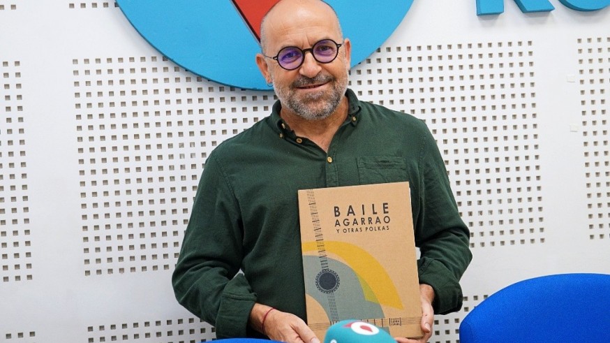 Juan José Robles nos presenta su nuevo disco-libro, 'Baile agarrao y otras polkas'