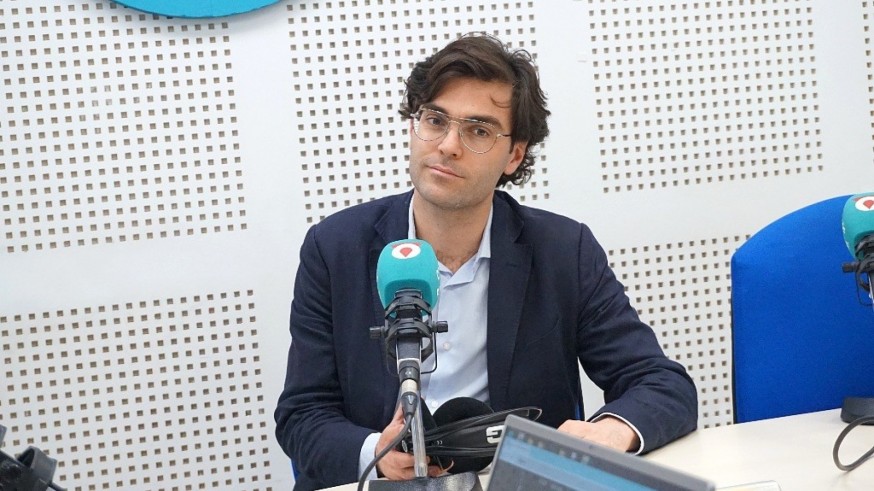 Charlamos con Pepe Pérez-Muelas sobre viajar sin rumbo y el libro 'En una habitación ajena', de Damon Galgut