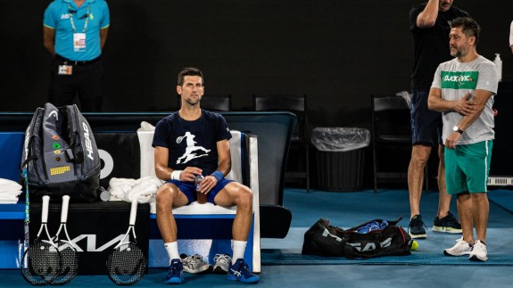 Novak Djokovic descansa durante un entrenamiento para el Abierto de Australia 2022 - AAPIMAGE / DPA
