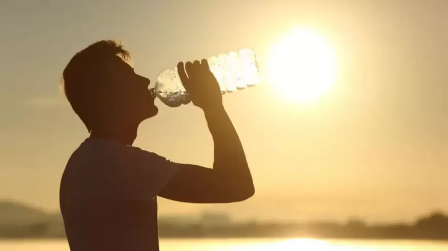 Seguridad vial y nostalgia de los 90: las claves del "Agente amigo" para afrontar el primer gran calor del año