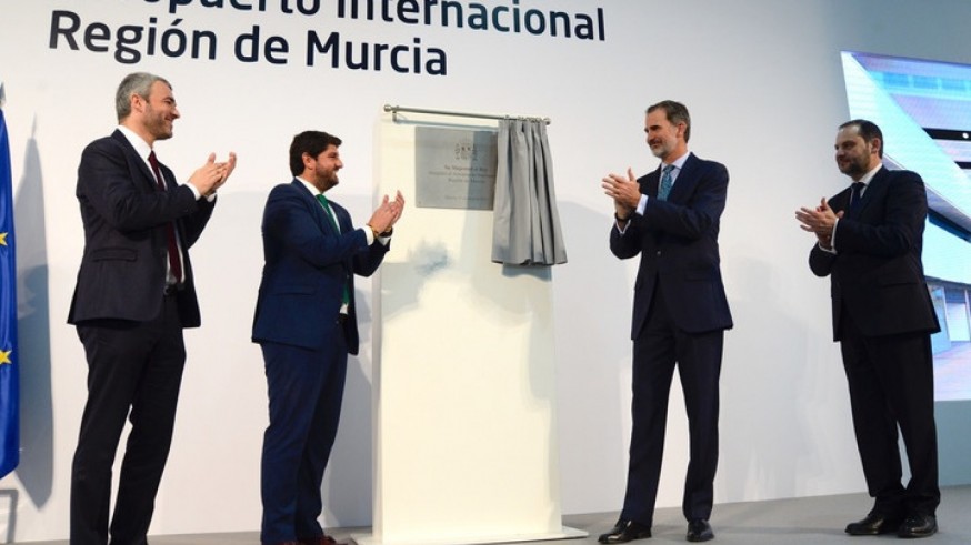 El presidente, López Miras junto con el rey Felipe VI, en la inauguración del Aeropuerto Internacional de la Región de Murcia. CARM