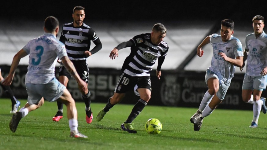 Álex Gallar conduce el balón en una acción del partido