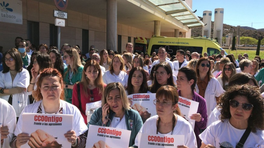 Reclaman más personal y seguridad tras la agresión a un médico en el Santa Lucía