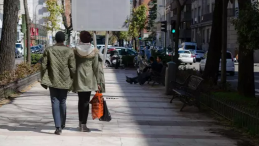 Una pareja paseando. Foto: Europa Press