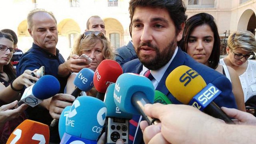 López Miras atiende a los medios el pasado lunes en Cartagena