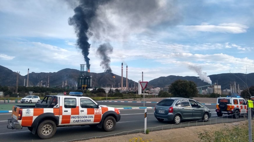 Alarma por columnas de fuego y humo en Escombreras: son antorchas de la refinería