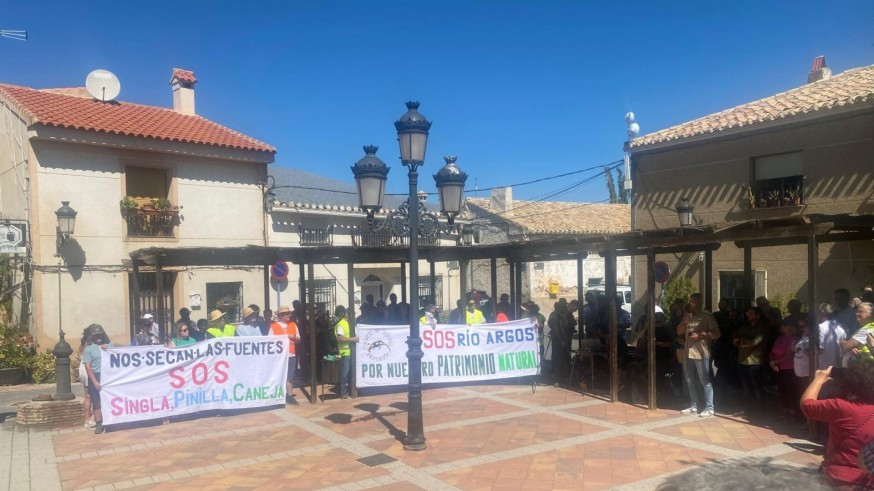 Más de 200 personas se manifiestan en defensa de fuentes y manantiales del Noroeste