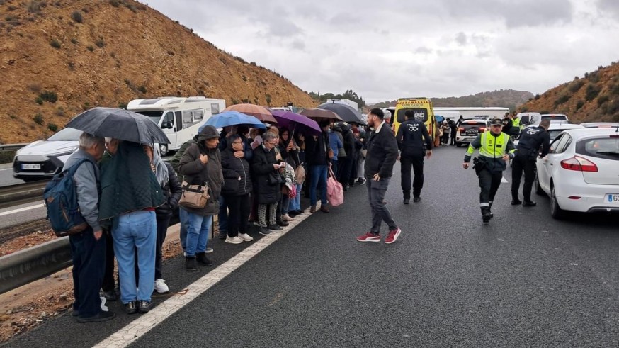 20 viajeros del Imserso resultan heridos, cinco graves, tras volcar un autobús en la A-7 a la altura de Cabezo de Torres