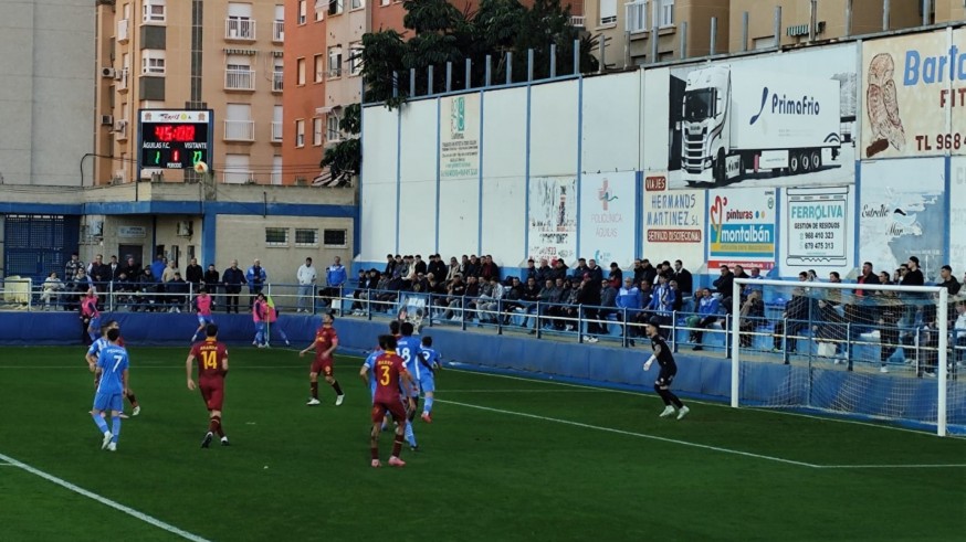 El Águilas fortifica el liderato ante el Linares (2-0)