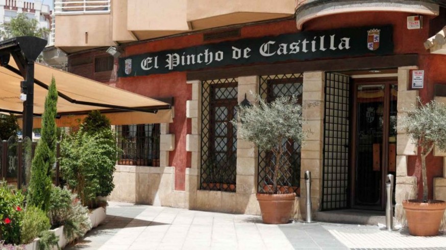 EL ROMPEOLAS. Rutas gastronómicas por la Trimilenaria. Terraza de 'El Pincho de Castilla'