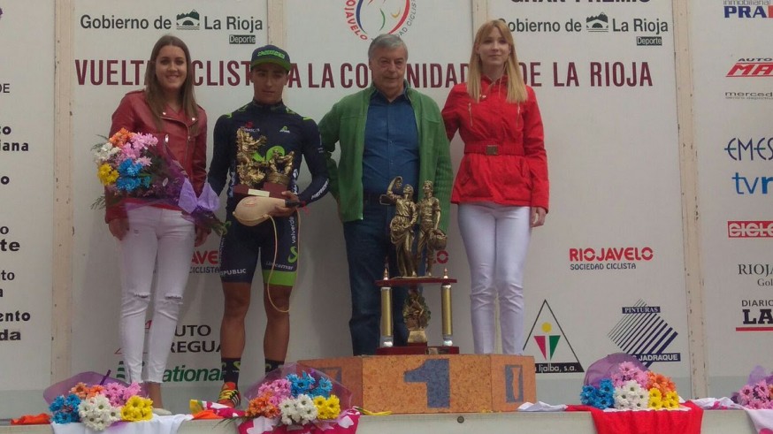 Rubén Fernández recibe el premio en la segunda jornada de la Vuelta a Rioja (foto: ORM)