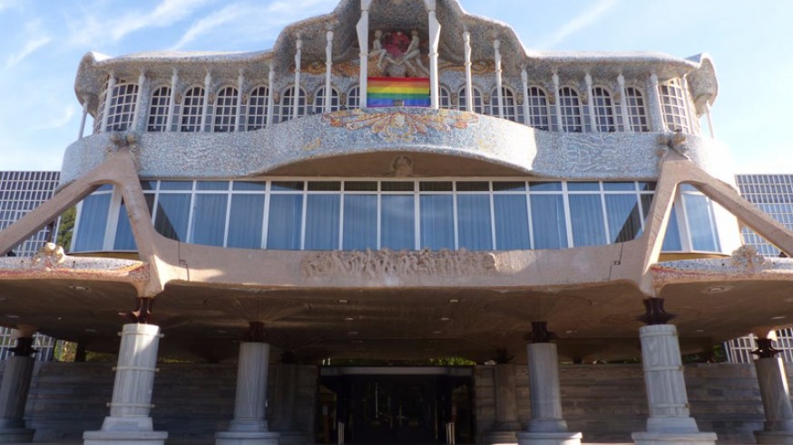 La Asamblea lució en su fachada la bandera arcoíris