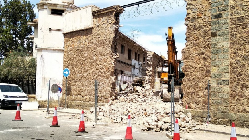Operarios derriban el muro de la Cárcel Vieja de San Antón de Cartagena