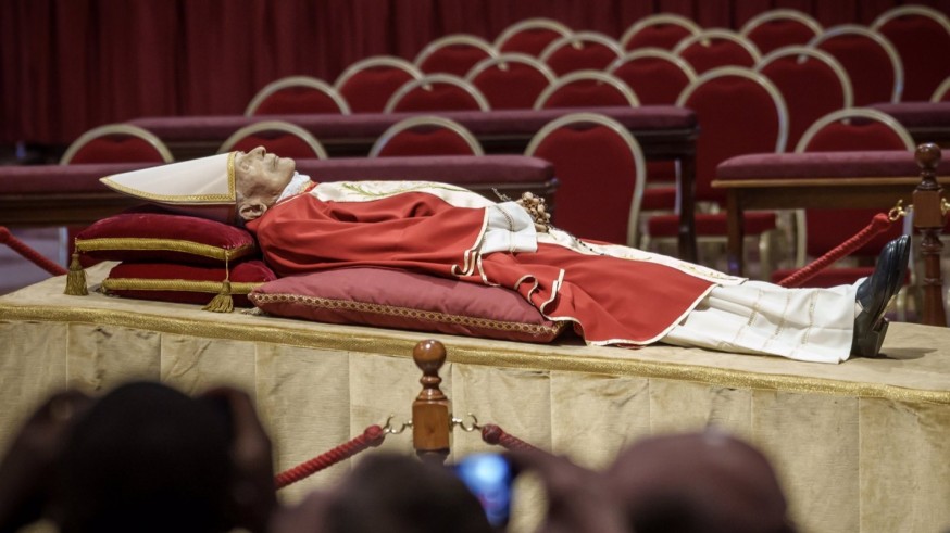 Miles de personas despiden a Benedicto XVI en el Vaticano