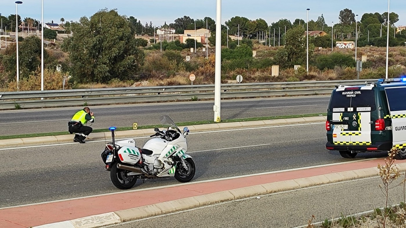 Fallece un motorista de 72 años al chocar contra una farola en Molina de Segura 