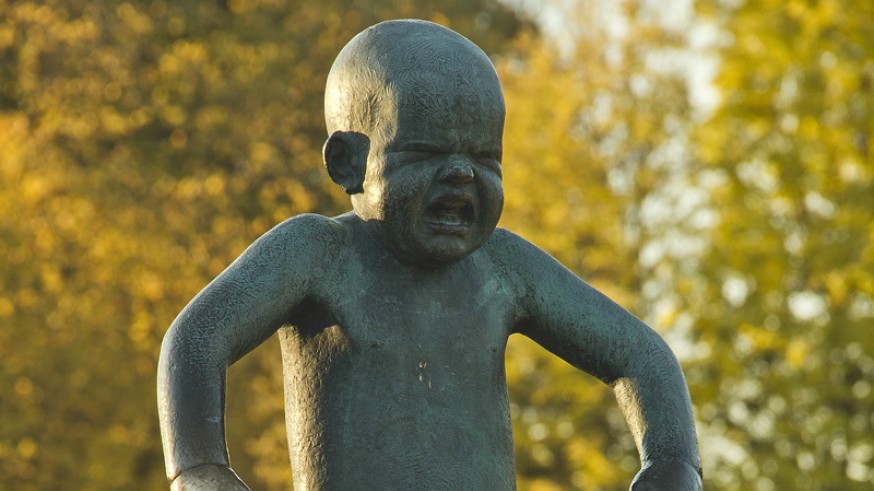 Escultura bebé enfadado