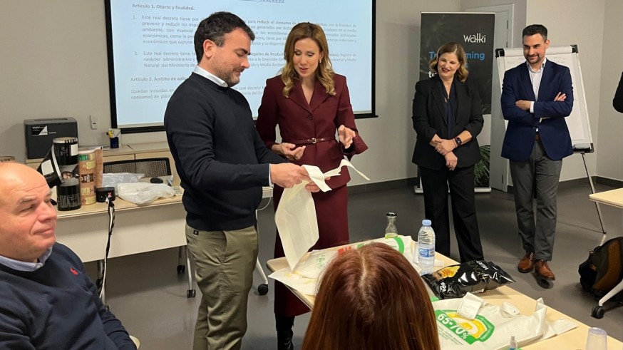 Un centenar de visitas a comercios para potenciar las bolsas de plástico sostenible