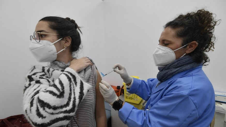 Una estudiante recibe la primera dosis de la vacuna contra el Covid-19