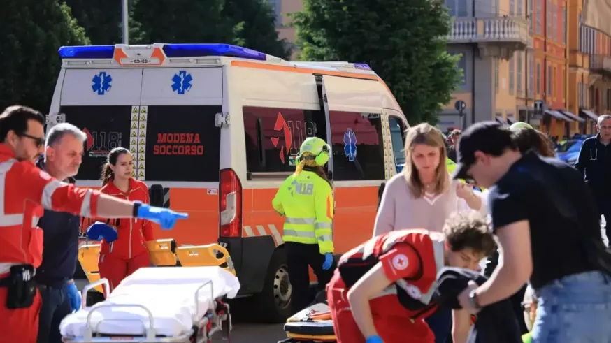 Un conductor arrolla a una decena de personas en Módena y acuchilla al hombre que logra detenerlo