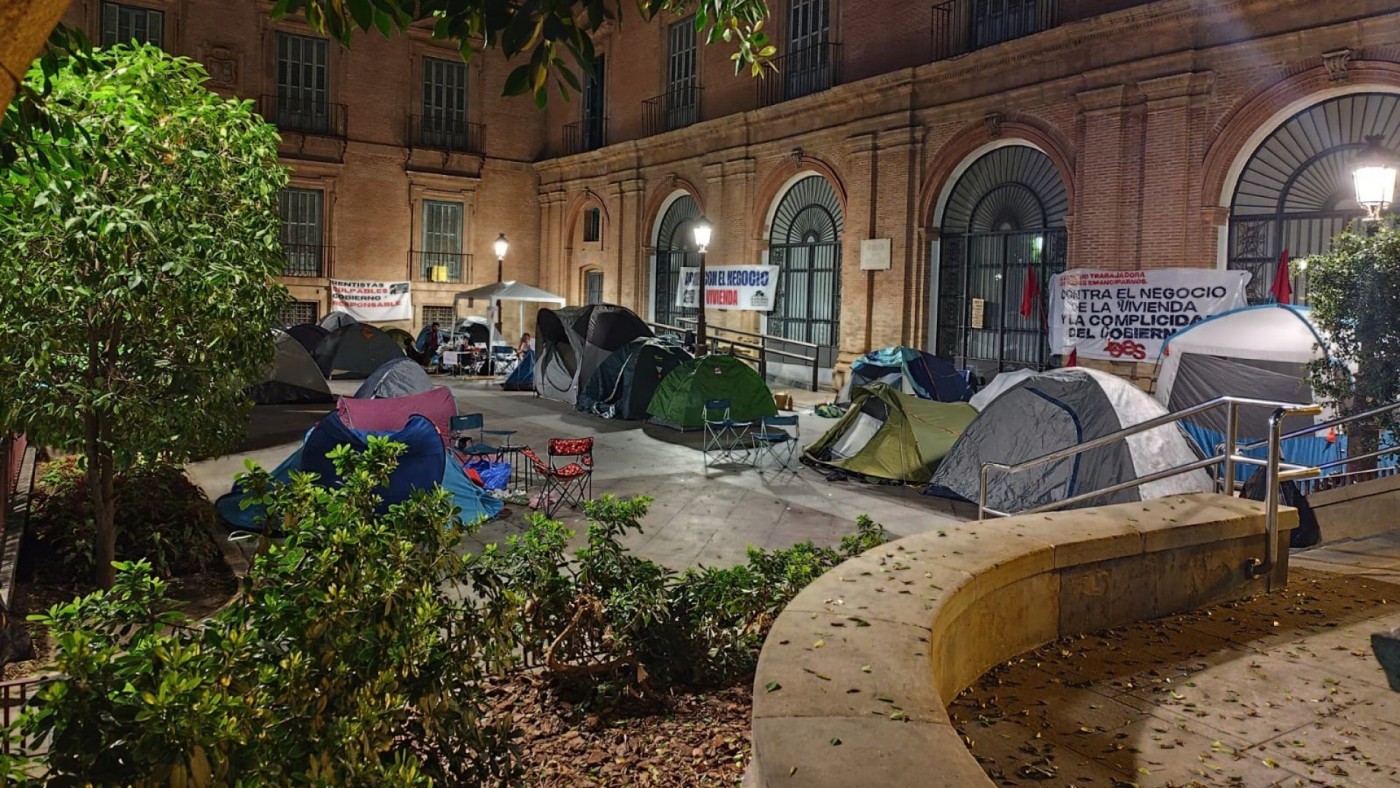 Decenas de personas pasan la noche acampadas en la Glorieta de Murcia para reclamar el decreto de vivienda