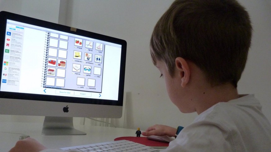 Un niño haciendo deberes en el ordenador (archivo). EUROPA PRESS