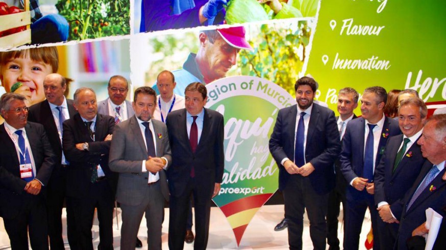 López Miras junto a representantes del sector hortofrutícola regional en Fruit Attraction