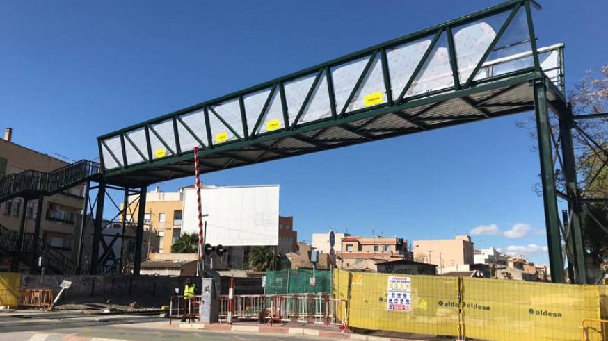 Pasarela sobre las vías en Santiago el Mayor
