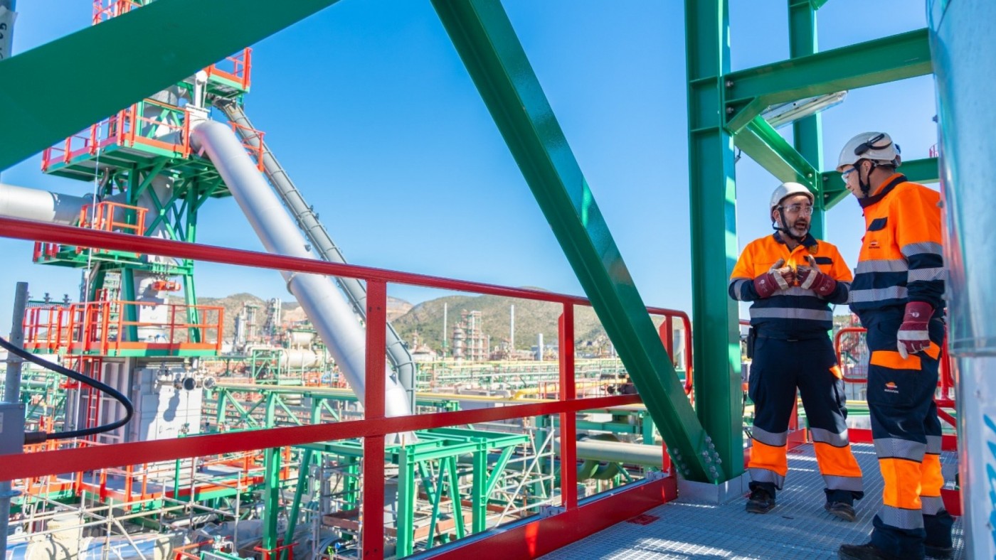 Repsol Cartagena se enfrenta a la escasez de mano de obra y de alojamiento en la parada de la planta de diésel