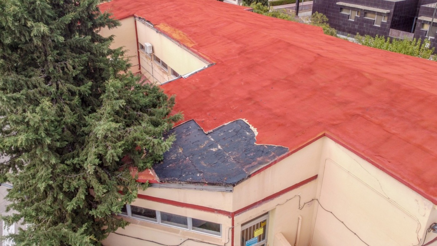 Las familias de los alumnos afectados por los daños en el techo del colegio sopesan si vuelven a clase el lunes 