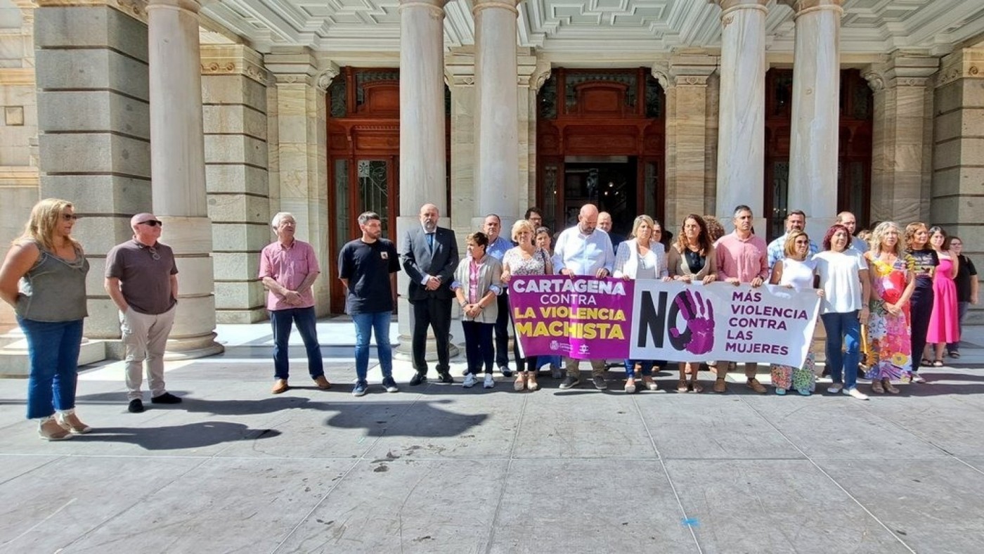 Cartagena guarda un minuto de silencio por la víctima de la violencia de género en Cieza