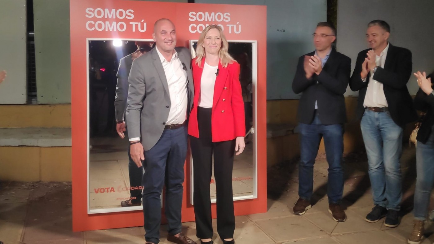 Ciudadanos "des-pega" su campaña con un espejo como cartel